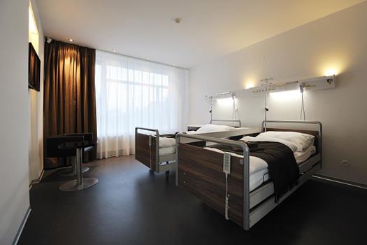 Priestranná nemocničná izba na Avelane clinic s dvomi lôžkami a minimalistickým dizajnom