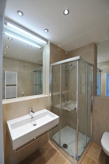 Štýlová kúpeľka Kúpeľňa na Avelane clinic s preskleným sprchovacím kútom a elegantným umývadlom