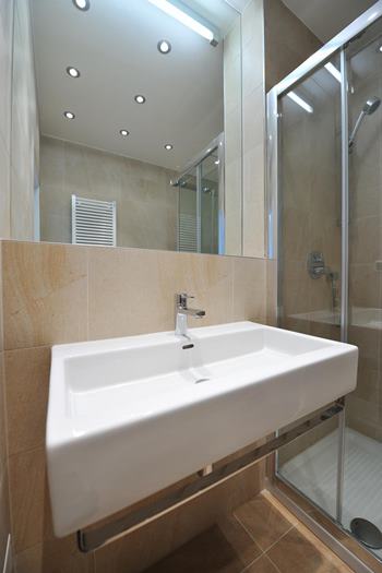 Moderná kúpeľňa pre pacientov Detail moderného umývadla v kúpeľni na Avelane clinic