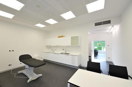 Sterilná lekárska miestnosť na Avelane clinic s bielym nábytkom a pracovným stolom