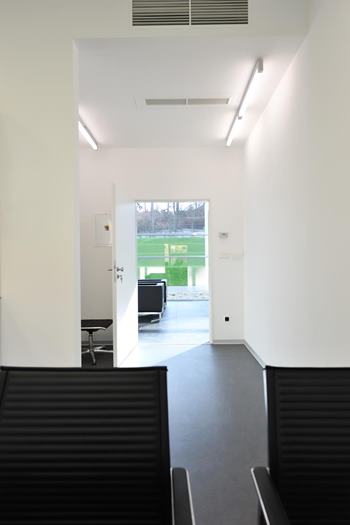 Vstup do konzultačnej miestnosti na Avelane clinic s čiernymi stoličkami