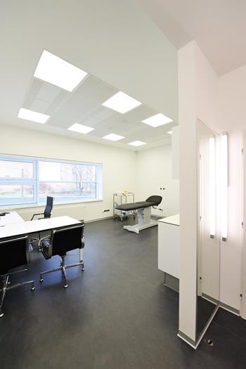 Konzultačná miestnosť na Avelane clinic s veľkými oknami a pracovným stolom