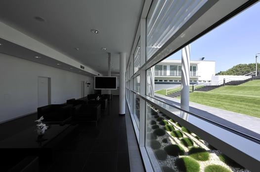 Chodba Avelane clinic s veľkými presklenými stenami a výhľadom na exteriér