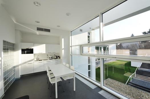 Jedálenská časť pre zamestnancov s výhľadom na záhradu Avelane clinic