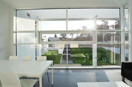 Moderná jedáleň na Avelane clinic s presklenou stenou a výhľadom do exteriéru