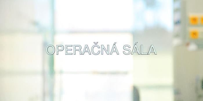 Operačná sála Detail nápisu „Operačná sála“ na sklenenej stene Avelane clinic