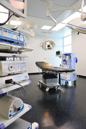 Detail chirurgického vybavenia a prístrojov v operačnej sále Avelane clinic