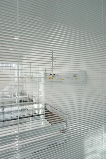 Prebúdzacia izba Pohľad cez presklenú stenu na pacientsku izbu Avelane clinic