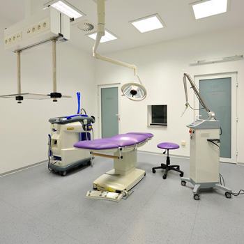 Ambulancia a zákroková miestnosť Špeciálna ambulancia na Avelane clinic s vyšetrovacím kreslom