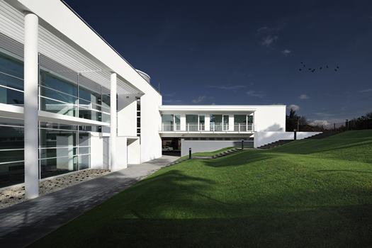 Exteriér Avelane clinic Exteriér Avelane clinic so zeleným trávnikom a modernou architektúrou