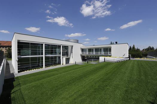 Exteriér kliniky Exteriér Avelane clinic s veľkými oknami a udržiavaným zeleným areálom