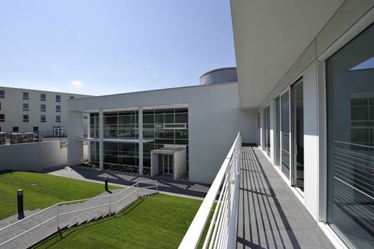 Exteriér kliniky Pohľad z terasy na zelený dvor a modernú budovu Avelane clinic