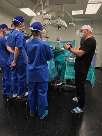 Študenti medicíny počas vzdelávacieho programu Avelane academy na Avelane clinic v Nitre.