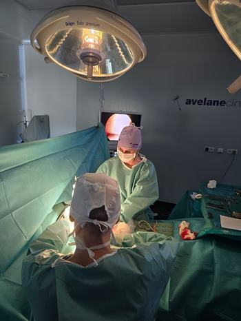 Lekári na školení plastickej chirurgie v rámci Avelane academy na Avelane clinic.